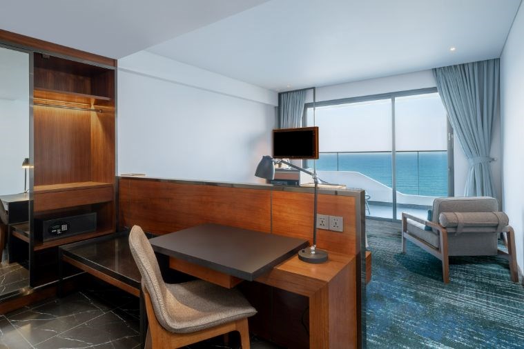 Deluxe Corner Room Ocean View with balcony
